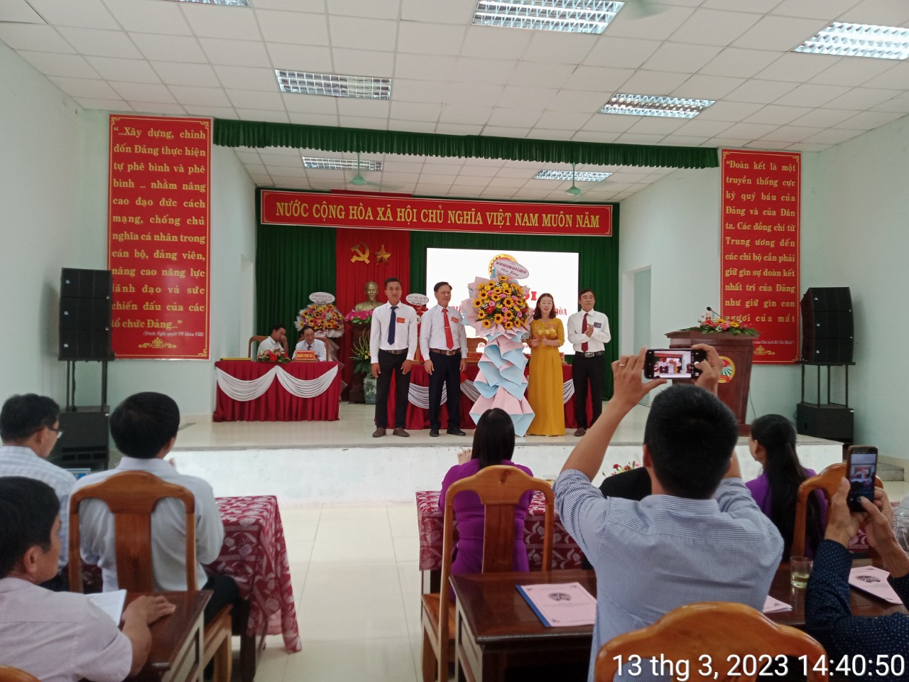 Đồng chí Võ Trọng Thơi, Chủ tịch Hội Nông dân thị xã tặng hoa chúc mừng